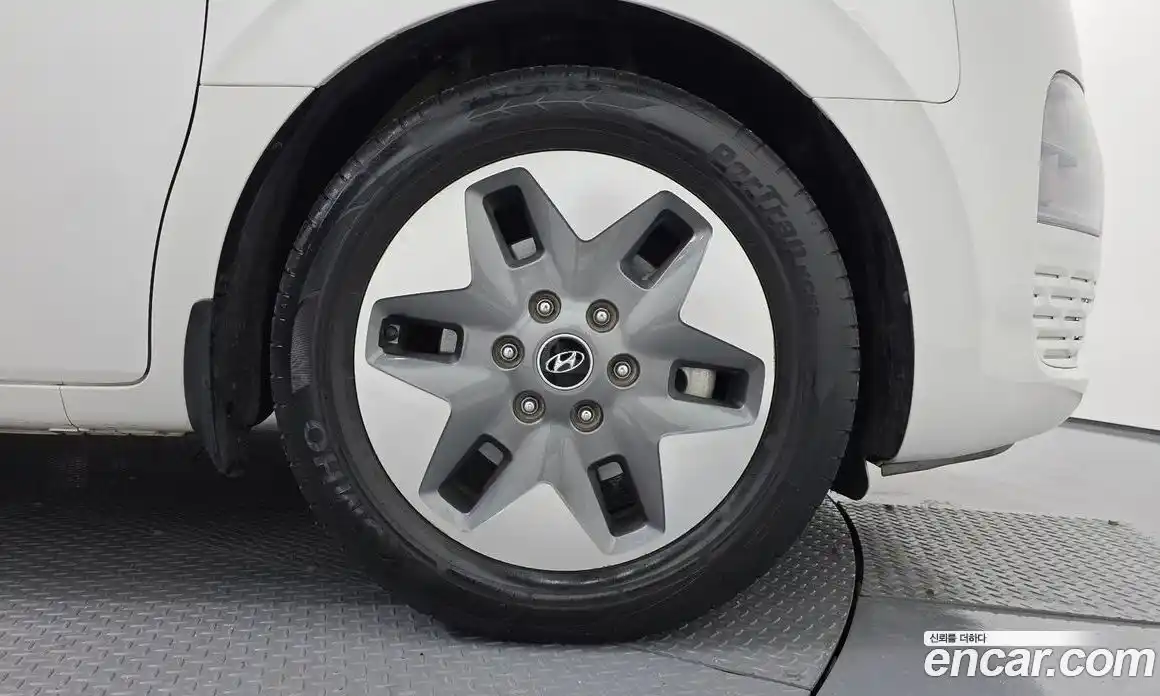 Hyundai Staria 2023 2.2 автомат (гидро), фото 7