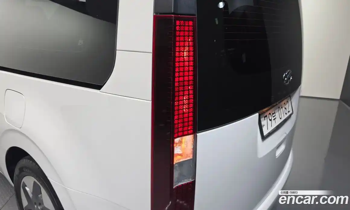 Hyundai Staria 2023 2.2 автомат (гидро), фото 9