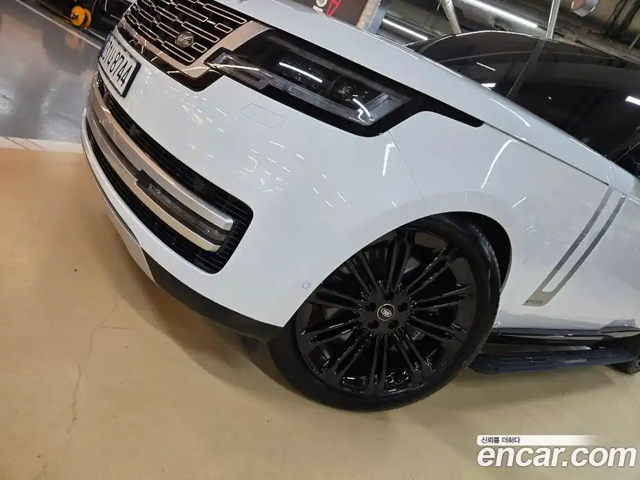 Land Rover Range Rover 2023 4.4 автомат (гидро), фото 11
