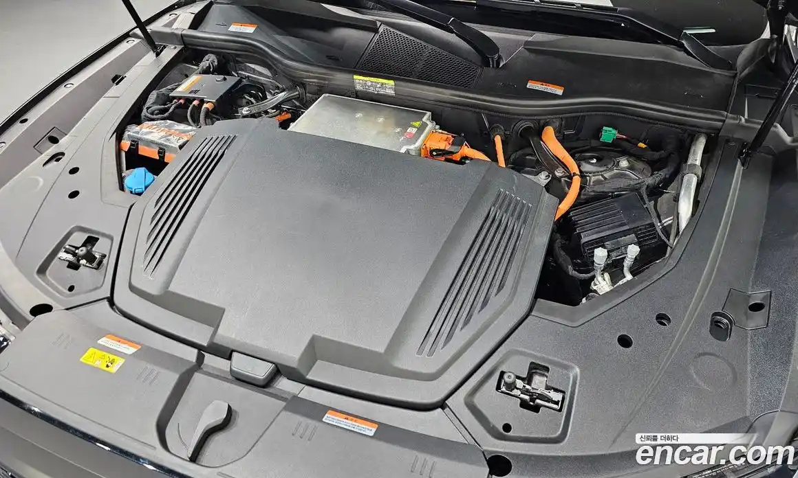 Audi SQ8 e-tron 2024 0.3 автомат (гидро), фото 6