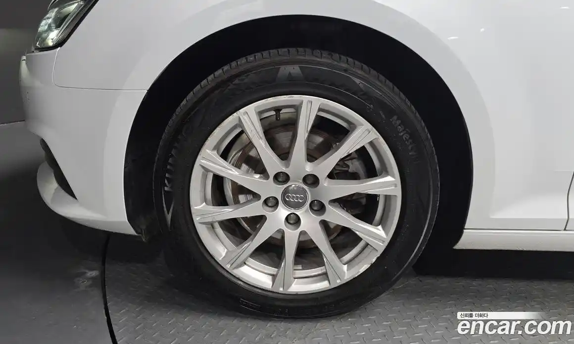 Audi A4 2019 2.0 автомат (гидро), фото 4