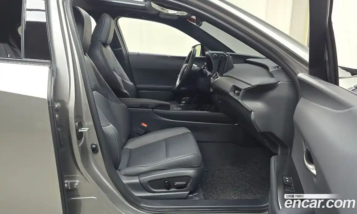 Lexus UX 2025 2.0 гидро, фото 16
