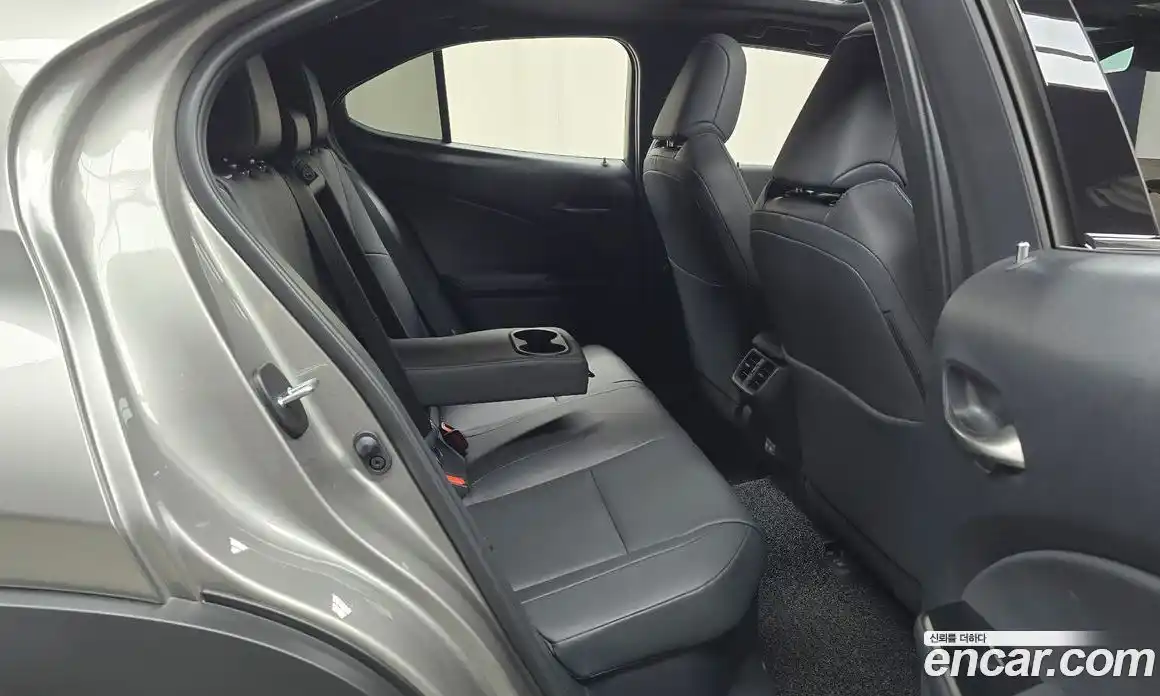 Lexus UX 2025 2.0 гидро, фото 17