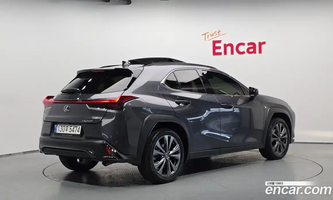 Lexus UX 2023 2.0 гидро, фото 2