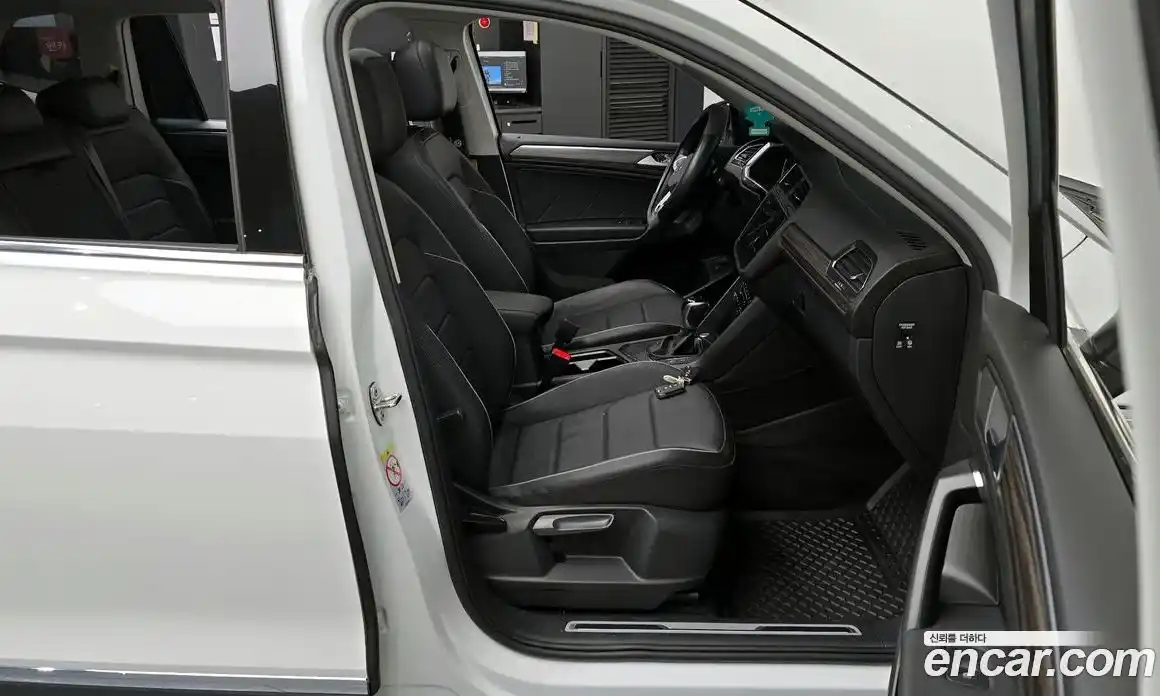 Volkswagen Tiguan 2022 2.0 автомат (гидро), фото 16