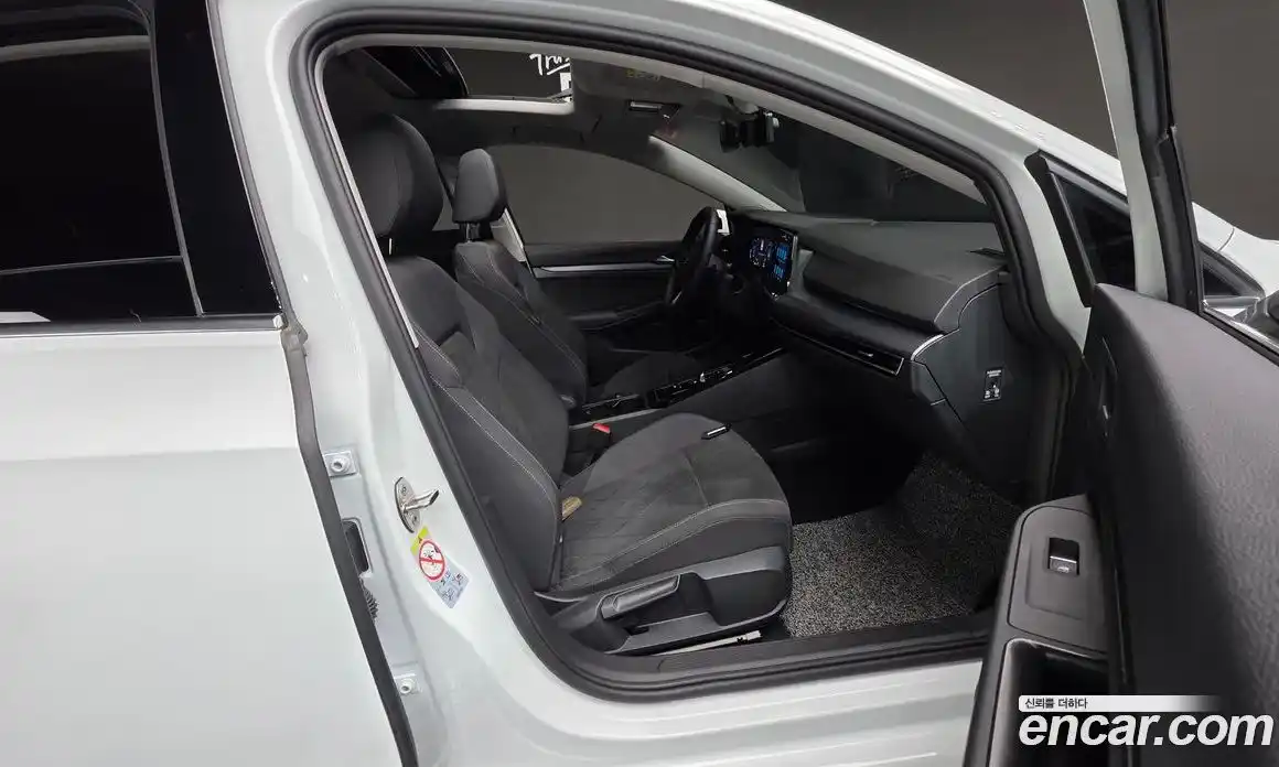 Volkswagen Golf 2023 2.0 автомат (гидро), фото 13