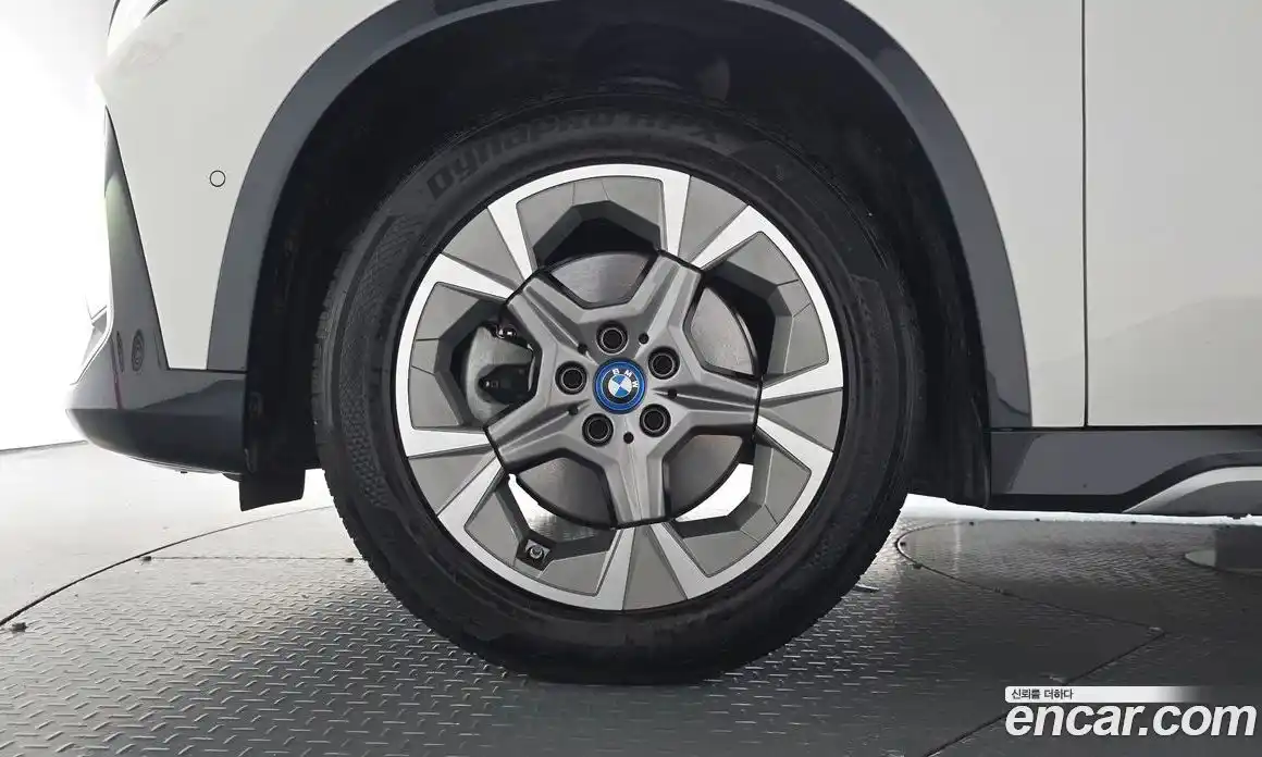 BMW iX1 2023 0.2 автомат (гидро), фото 5