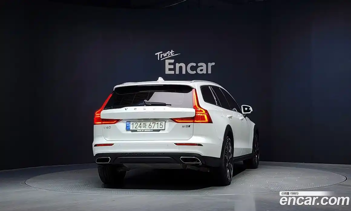 Volvo V60 2022 2.0 автомат (гидро), фото 4