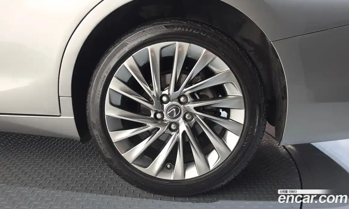 Lexus ES 2023 2.5 гидро, фото 7