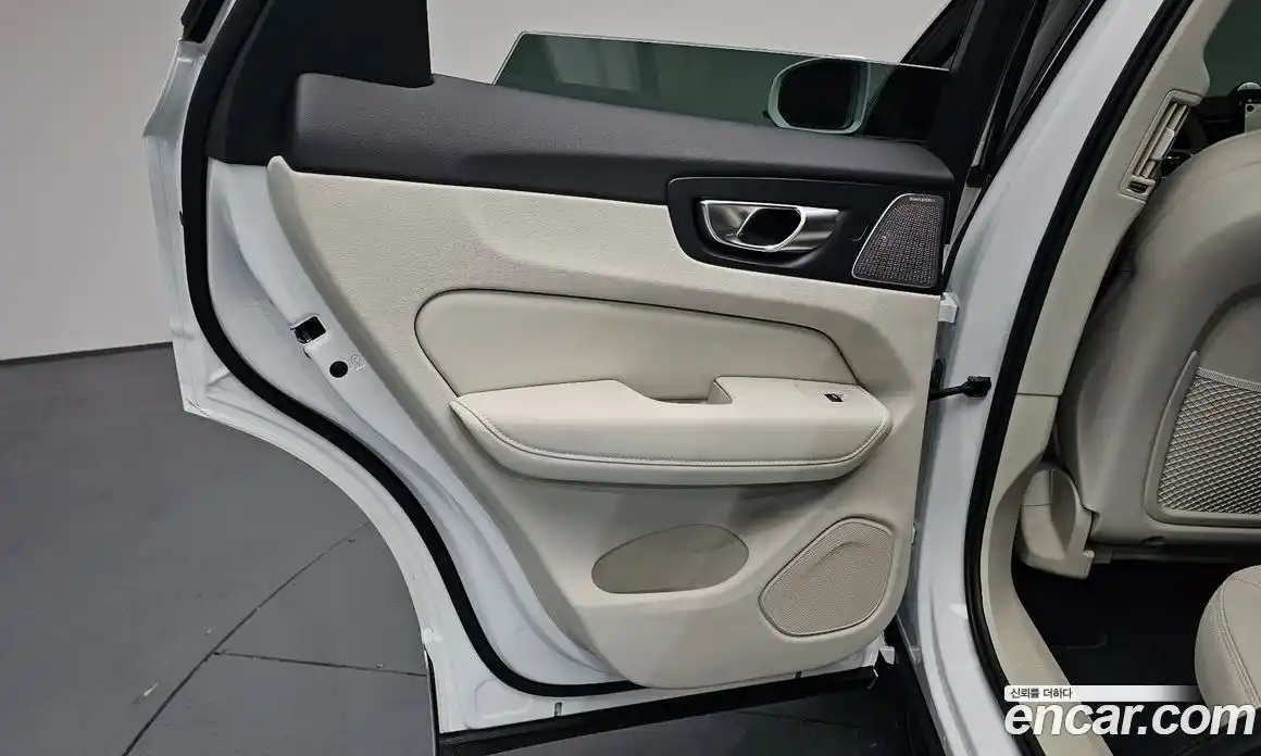 Volvo XC60 2025 2.0 автомат (гидро), фото 14