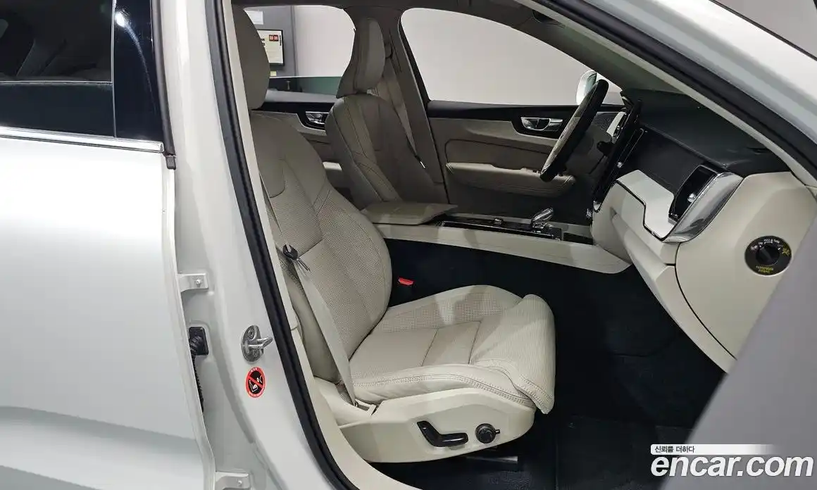 Volvo XC60 2025 2.0 автомат (гидро), фото 15