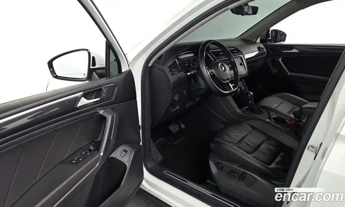 Volkswagen Tiguan 2018 2.0 автомат (гидро), фото 13