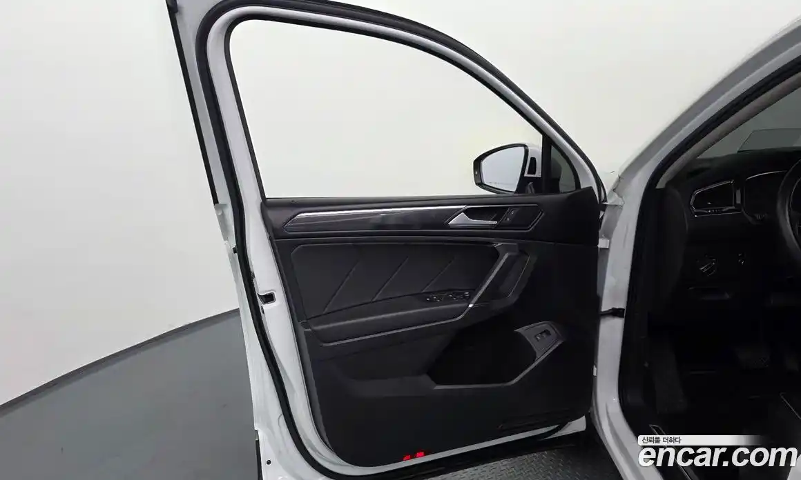 Volkswagen Tiguan 2018 2.0 автомат (гидро), фото 14
