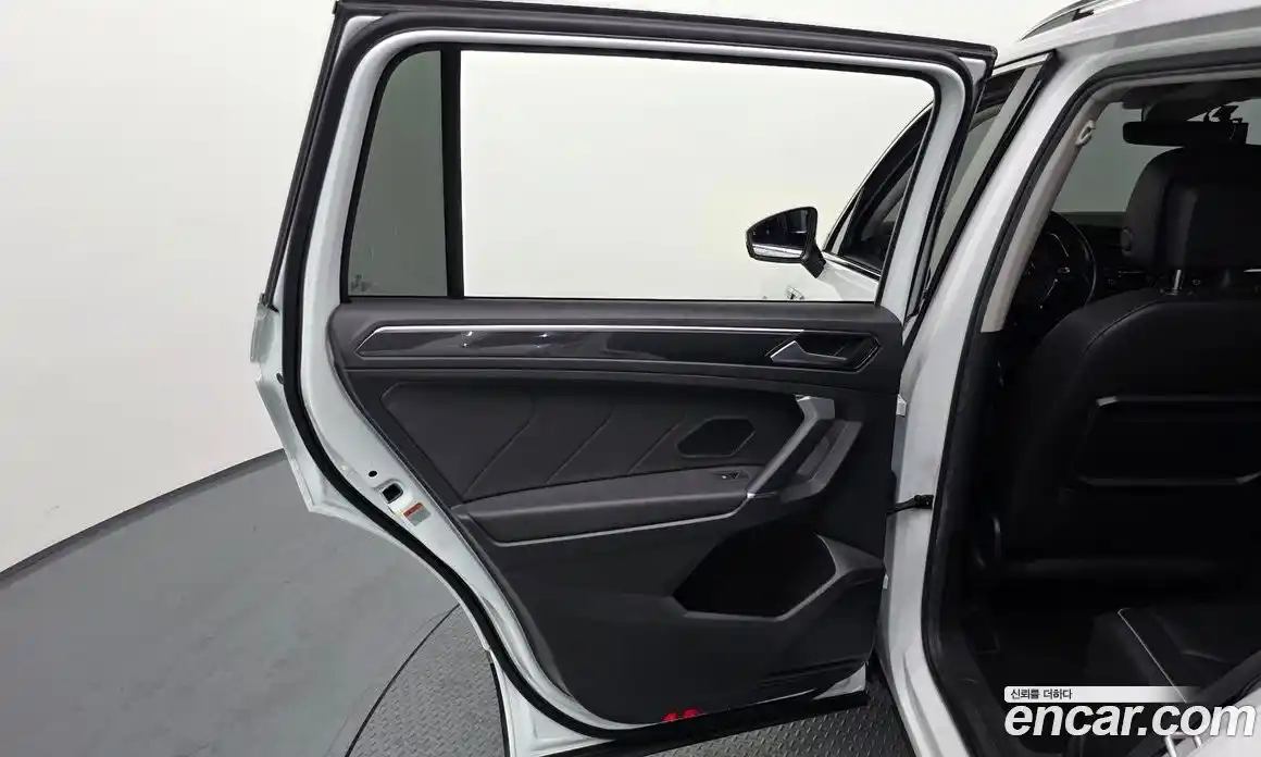 Volkswagen Tiguan 2018 2.0 автомат (гидро), фото 15