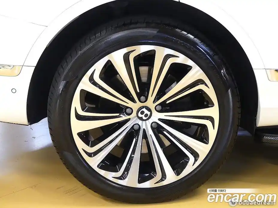 Bentley Bentayga 2022 4.0 гидро, фото 9