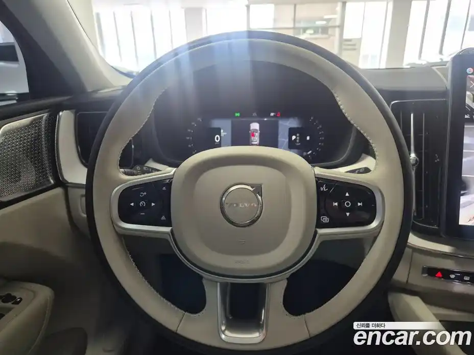 Volvo XC60 2025 2.0 автомат (гидро), фото 15