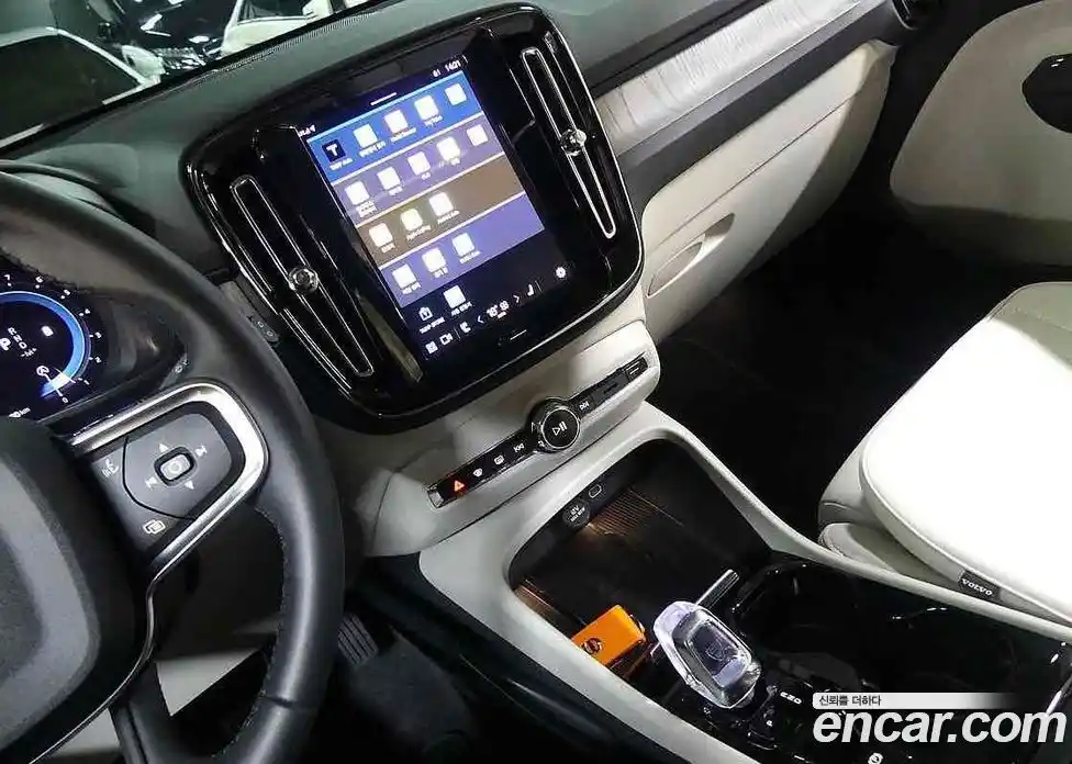 Volvo XC40 2024 2.0 автомат (гидро), фото 12