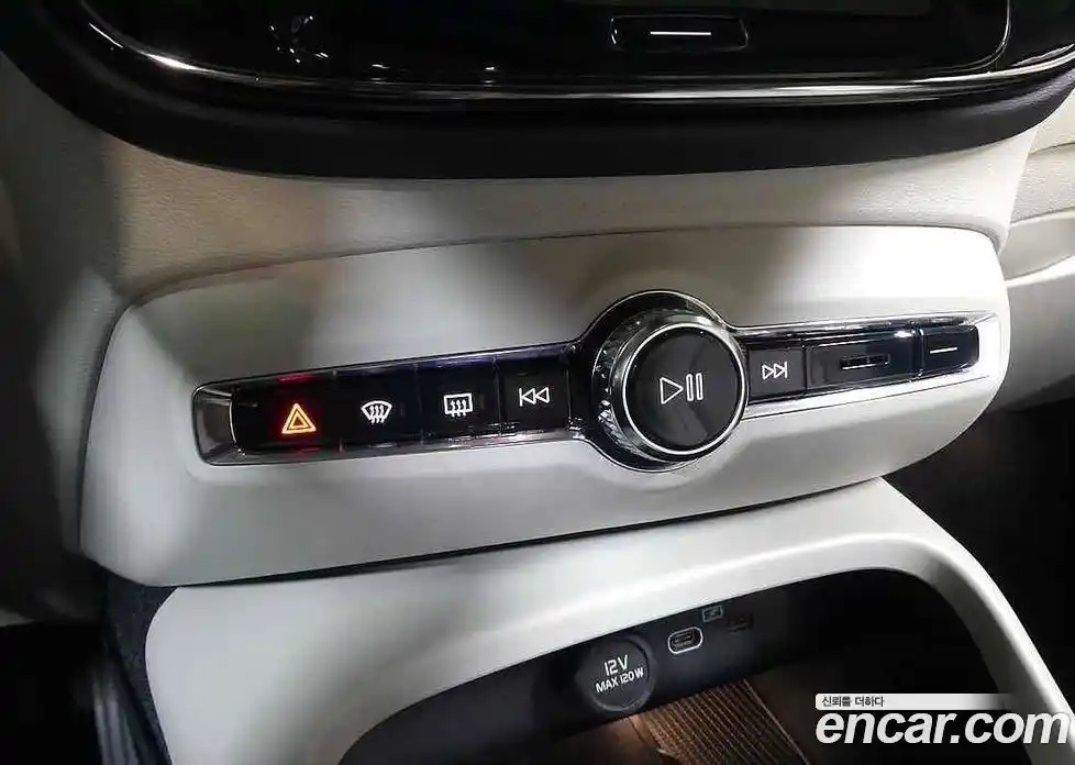 Volvo XC40 2024 2.0 автомат (гидро), фото 14