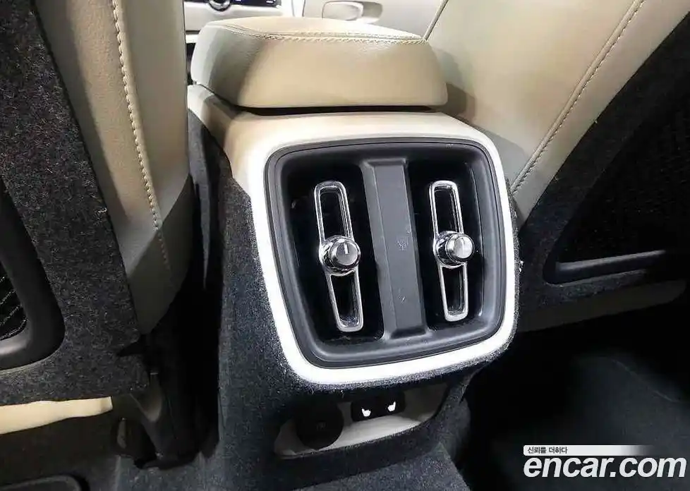 Volvo XC40 2024 2.0 автомат (гидро), фото 16