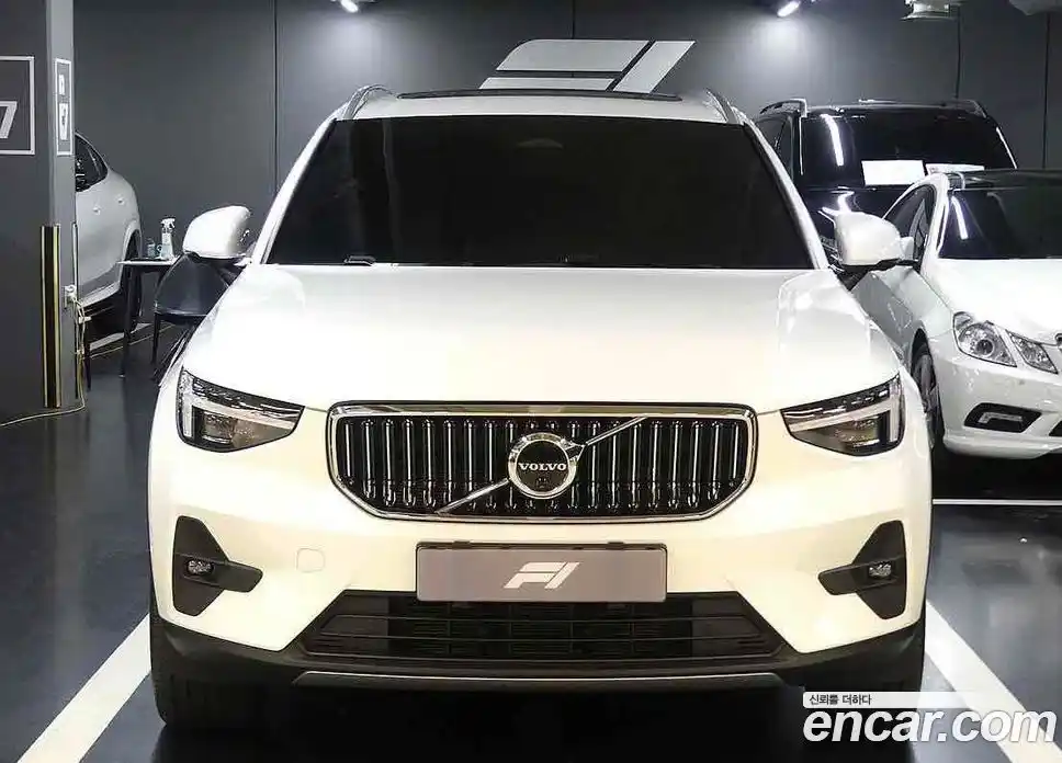 Volvo XC40 2024 2.0 автомат (гидро), фото 3