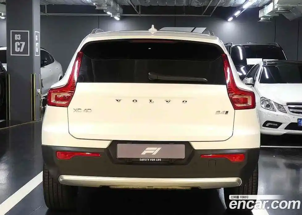 Volvo XC40 2024 2.0 автомат (гидро), фото 4