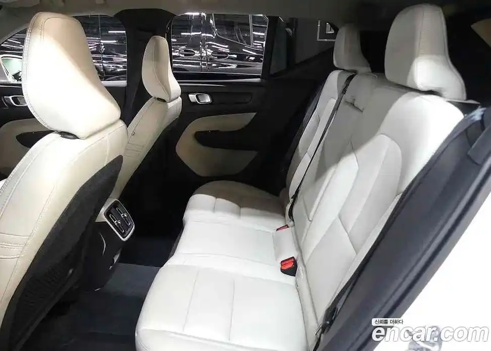 Volvo XC40 2024 2.0 автомат (гидро), фото 10