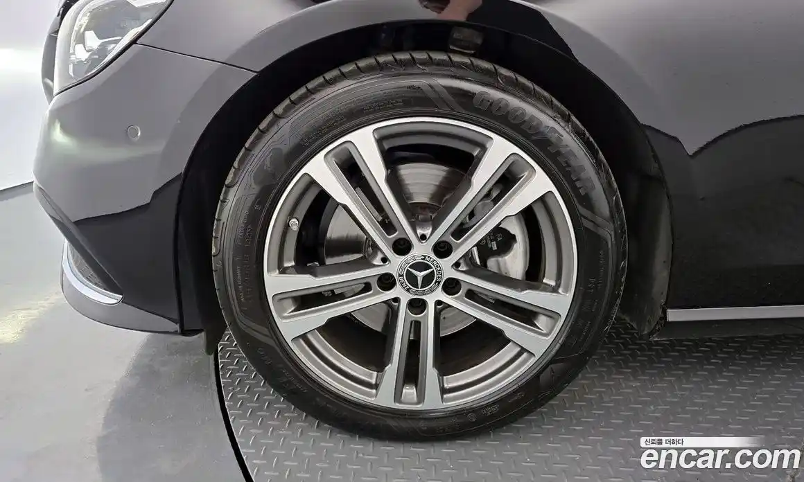 Mercedes-Benz E-Class 2023 2.0 автомат (гидро), фото 5