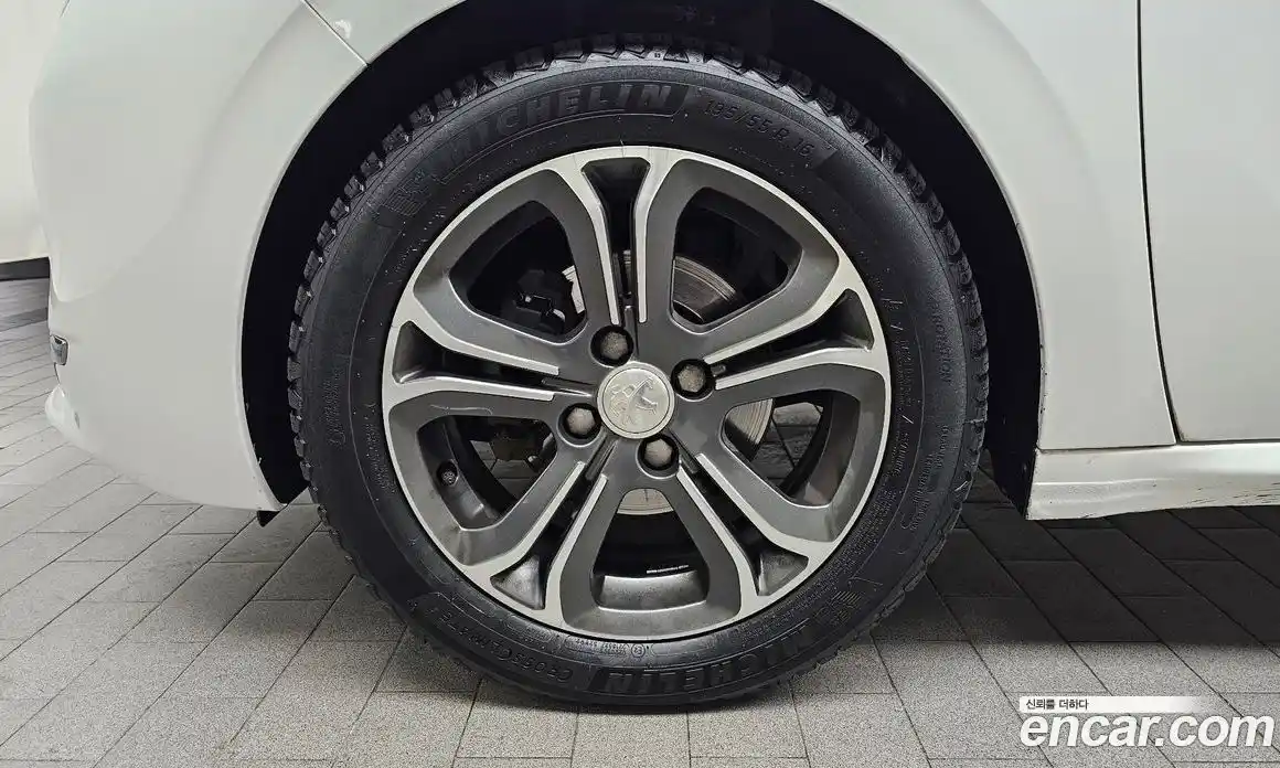 Peugeot 208 2015 1.6 автомат (гидро), фото 5 Peugeot 208 2015 1.6 автомат (гидро), фото 5