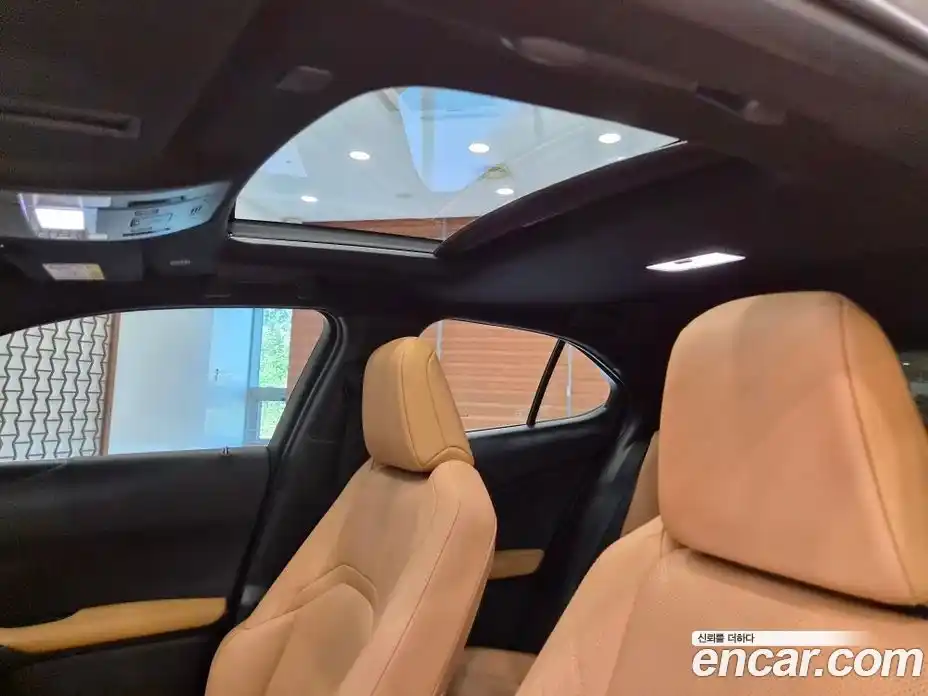 Lexus UX 2024 2.0 вариатор, фото 8