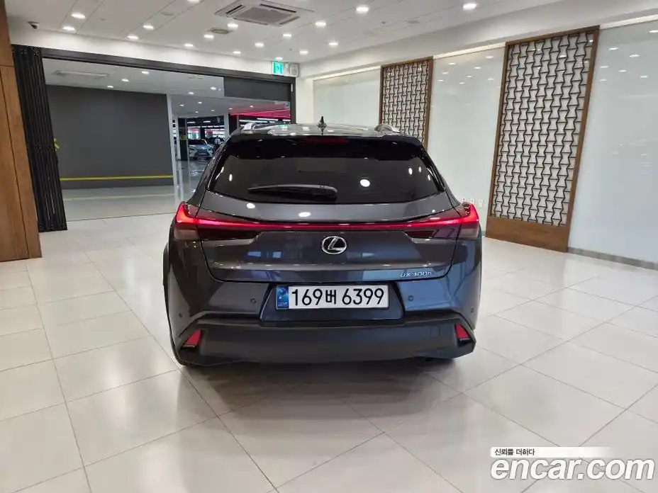 Lexus UX 2024 2.0 вариатор, фото 4