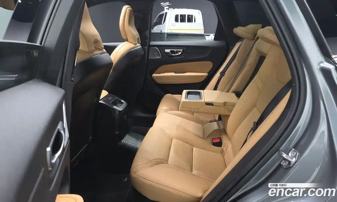 Volvo XC60 2021 2.0 автомат (гидро), фото 18