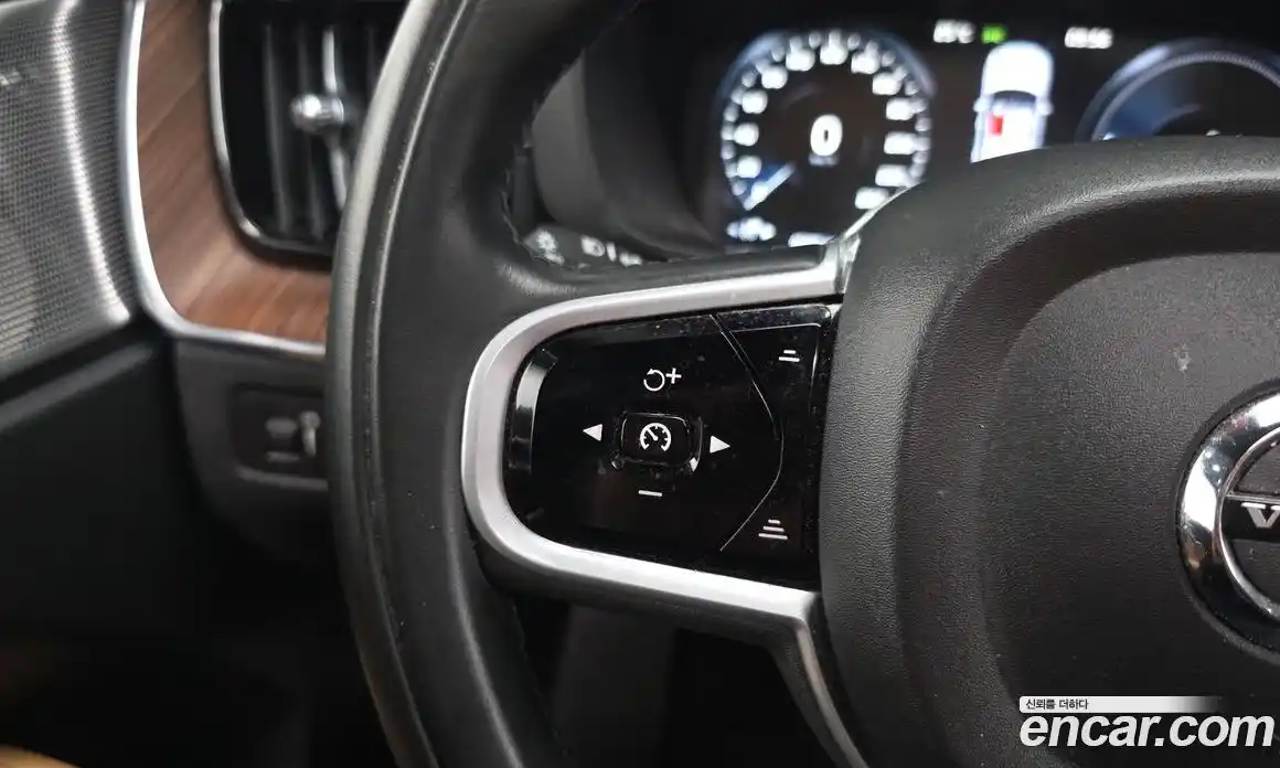 Volvo XC60 2021 2.0 автомат (гидро), фото 29