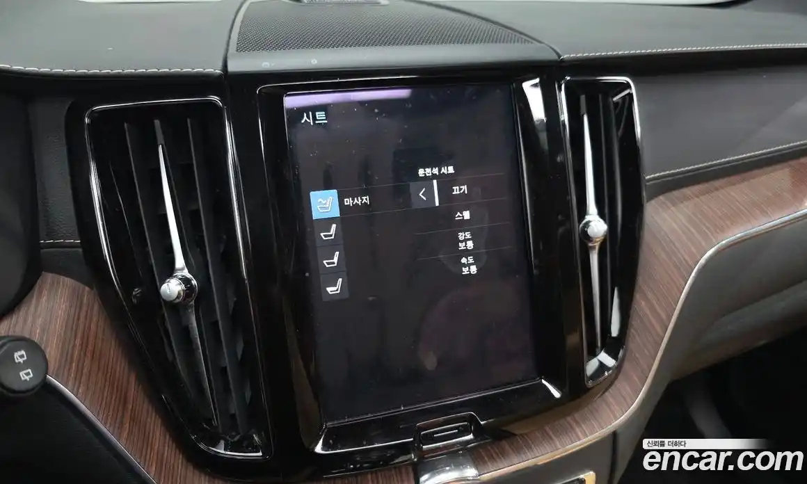 Volvo XC60 2021 2.0 автомат (гидро), фото 31