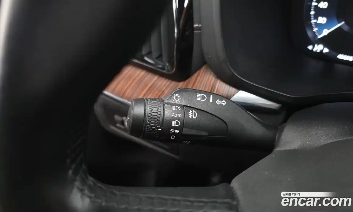 Volvo XC60 2021 2.0 автомат (гидро), фото 36