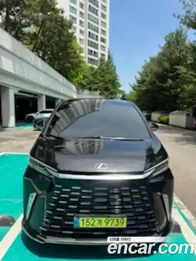 Lexus LM