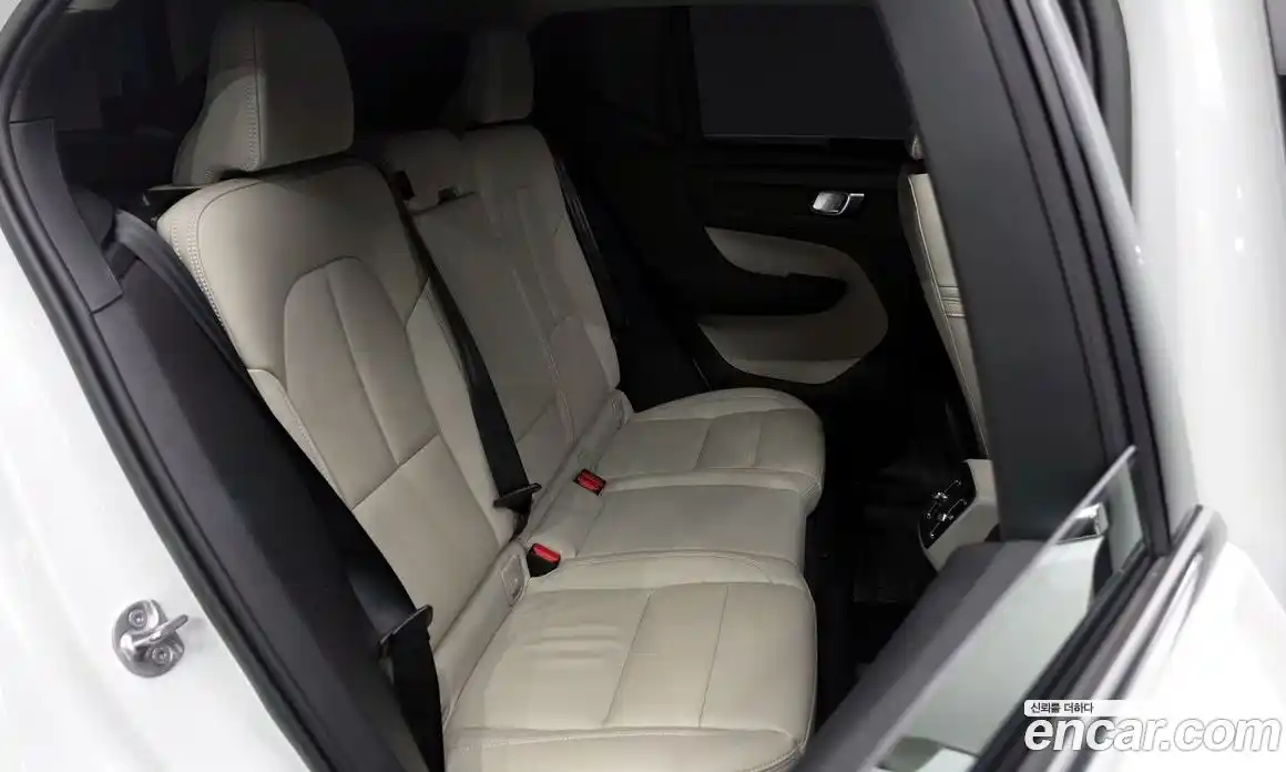 Volvo XC40 2023 2.0 автомат (гидро), фото 11
