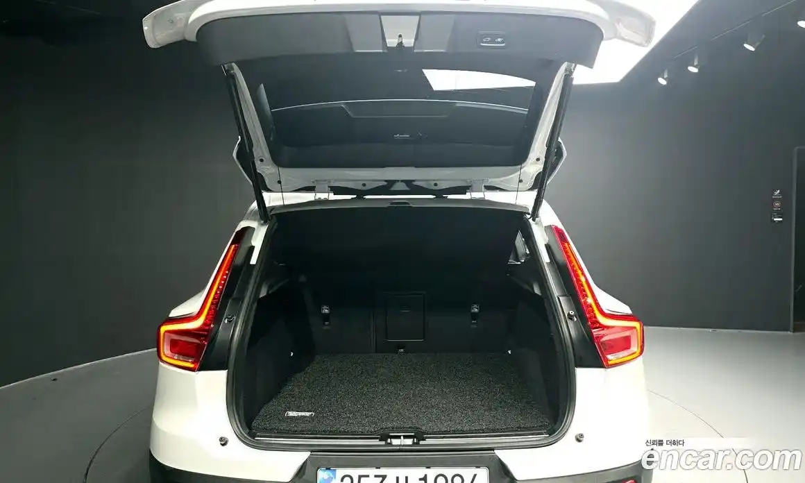 Volvo XC40 2023 2.0 автомат (гидро), фото 20