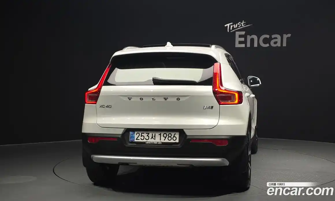 Volvo XC40 2023 2.0 автомат (гидро), фото 4