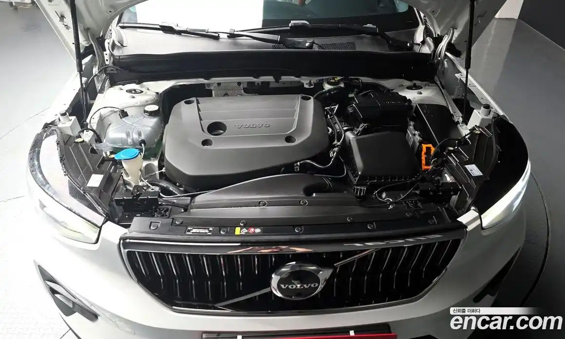 Volvo XC40 2023 2.0 автомат (гидро), фото 6