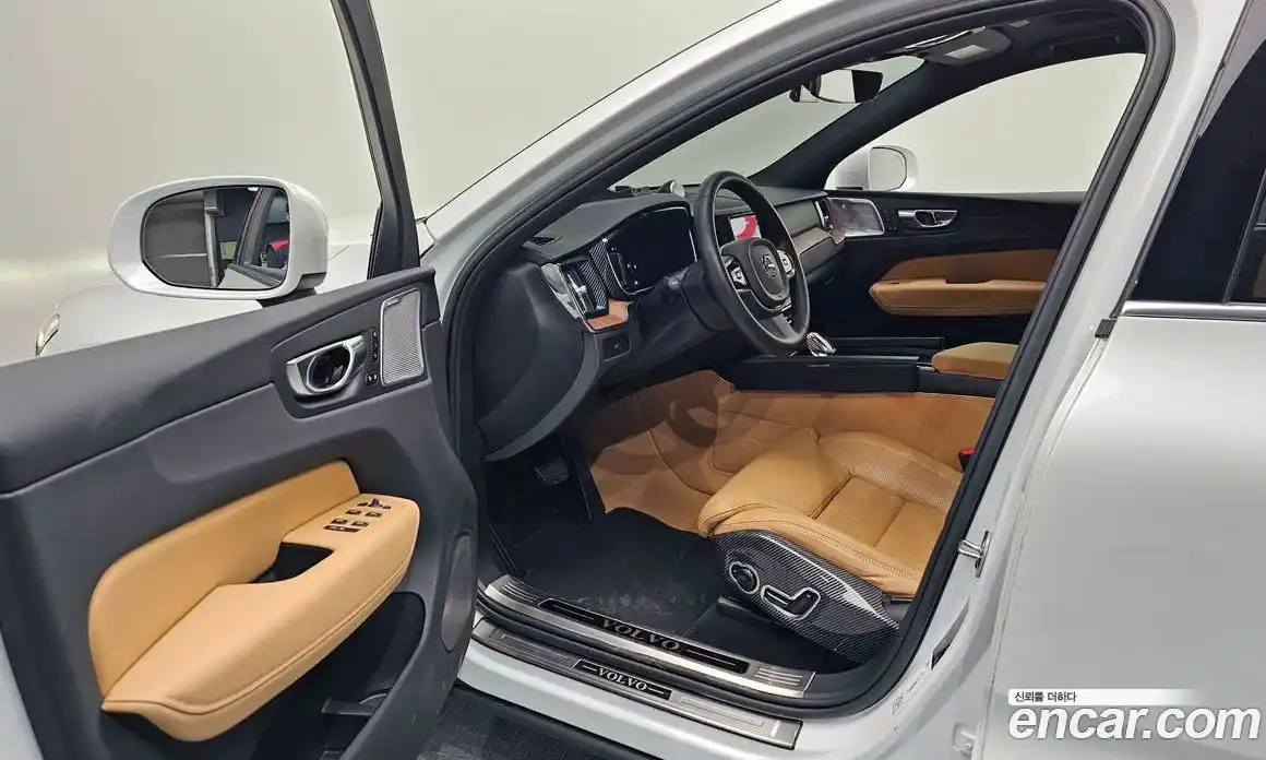 Volvo XC60 2023 2.0 автомат (гидро), фото 12