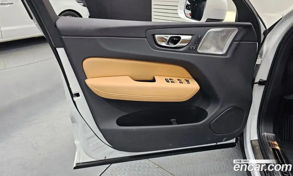 Volvo XC60 2023 2.0 автомат (гидро), фото 13