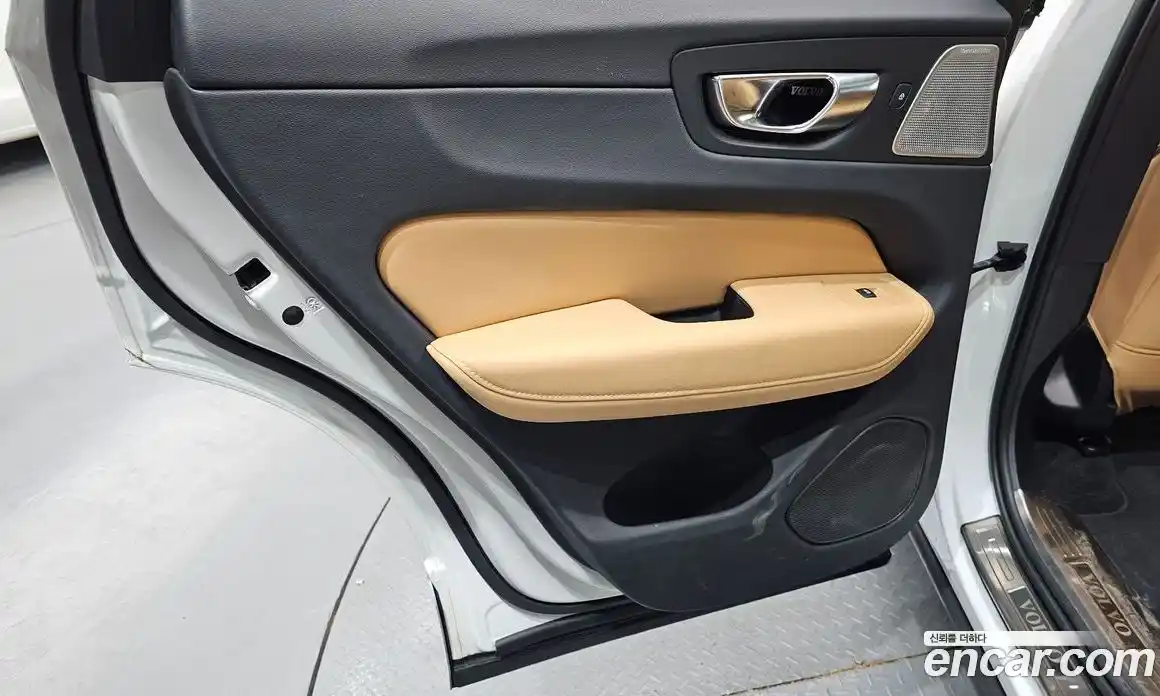 Volvo XC60 2023 2.0 автомат (гидро), фото 14