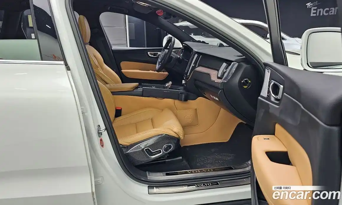 Volvo XC60 2023 2.0 автомат (гидро), фото 15