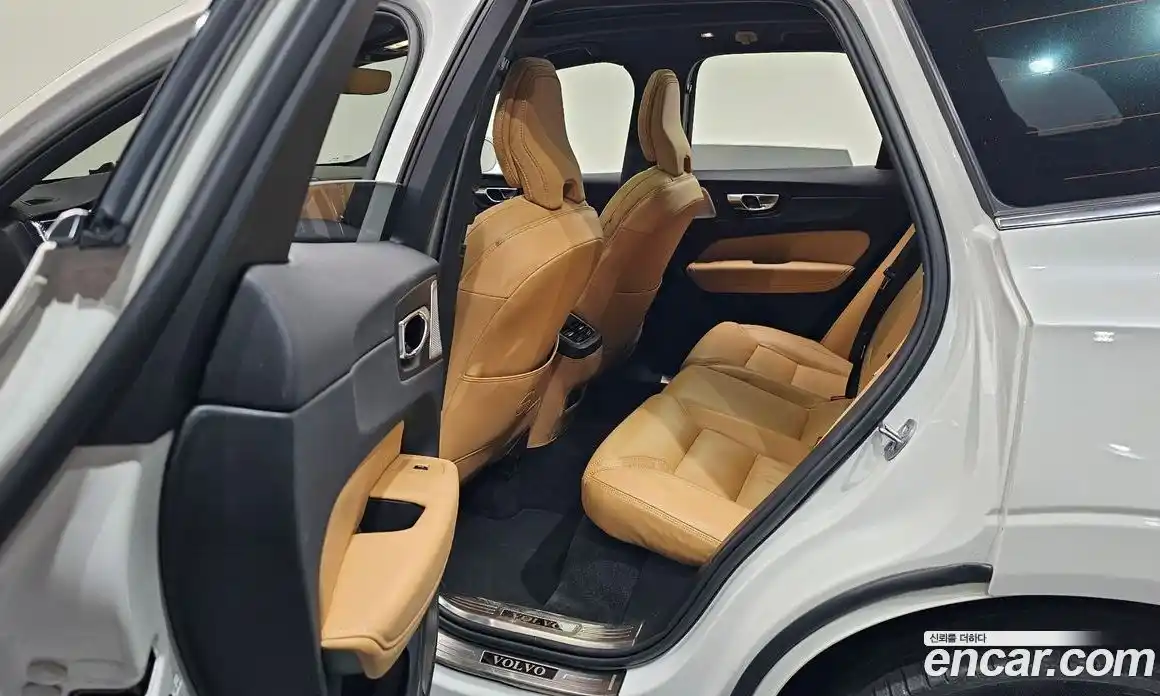 Volvo XC60 2023 2.0 автомат (гидро), фото 16