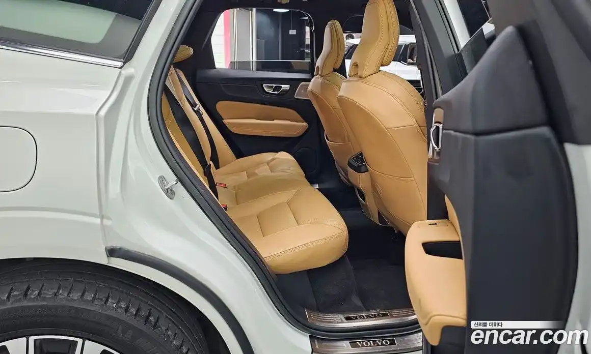 Volvo XC60 2023 2.0 автомат (гидро), фото 17