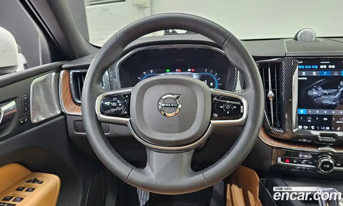 Volvo XC60 2023 2.0 автомат (гидро), фото 18
