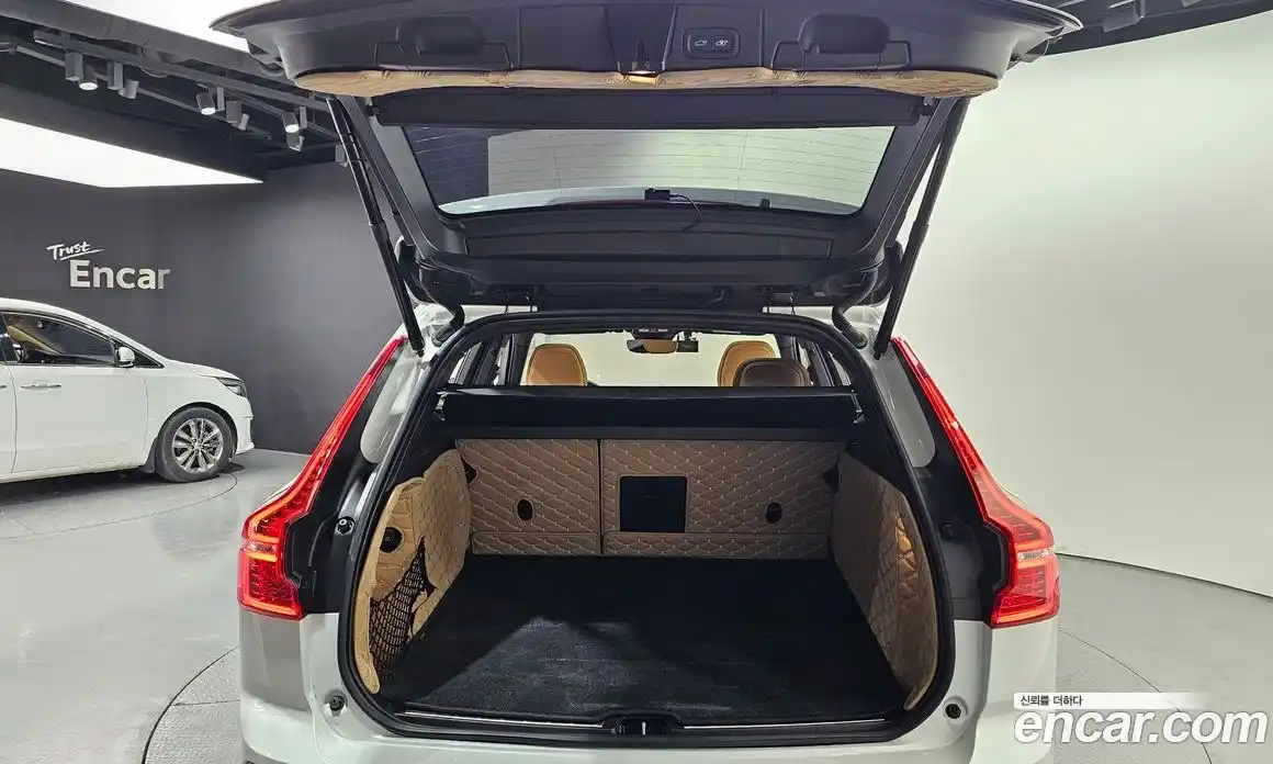 Volvo XC60 2023 2.0 автомат (гидро), фото 25