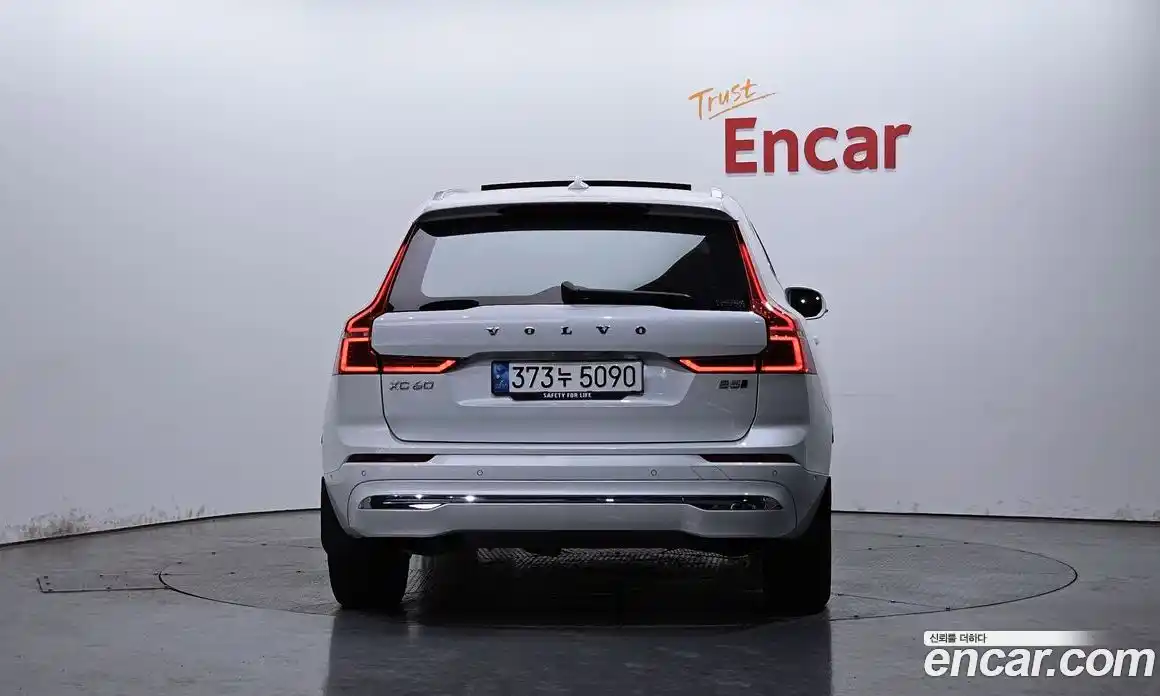 Volvo XC60 2023 2.0 автомат (гидро), фото 3