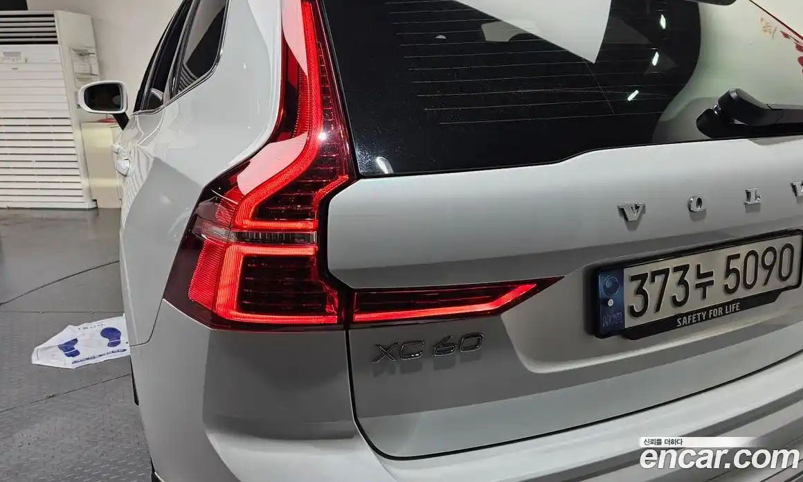Volvo XC60 2023 2.0 автомат (гидро), фото 8