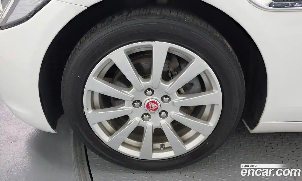 Jaguar XE 2016 2.0 гидро, фото 5